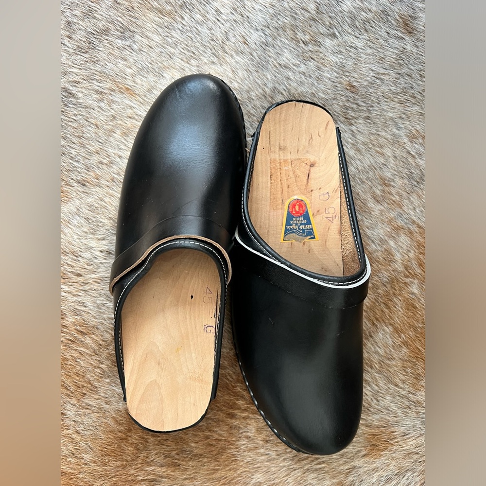 Black vintage clogs size 11.5 Swedish